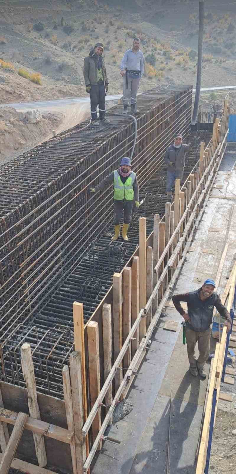 Viyadük inşaatının çökmesi sonucu hayatını kaybedenler olayın hemen öncesinde birlikte poz vermiş