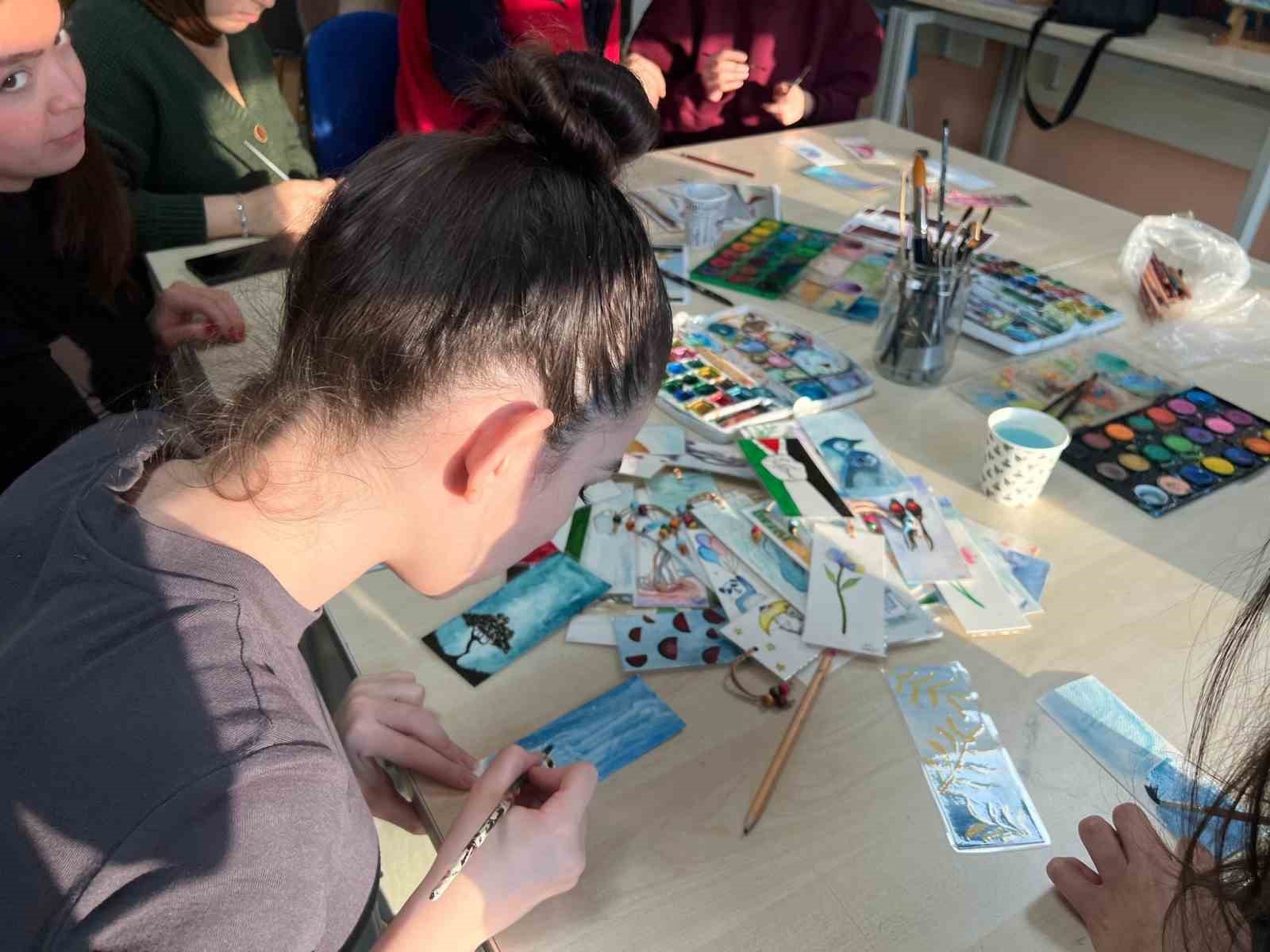 Kitap ayraçlarını kendileri yapıyor