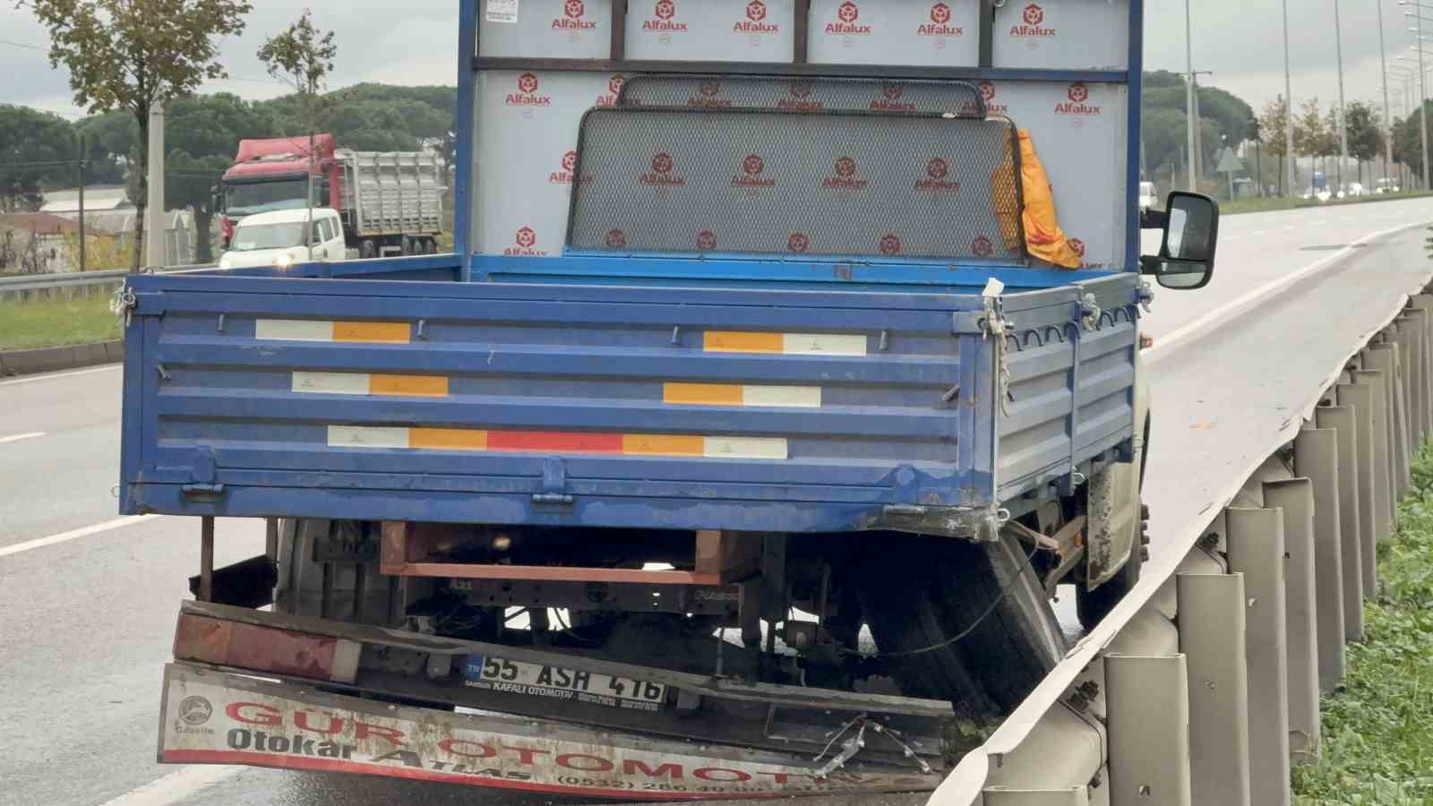 Samsun’da otomobil kamyonete çarpıp bariyere girdi: 3 yaralı
