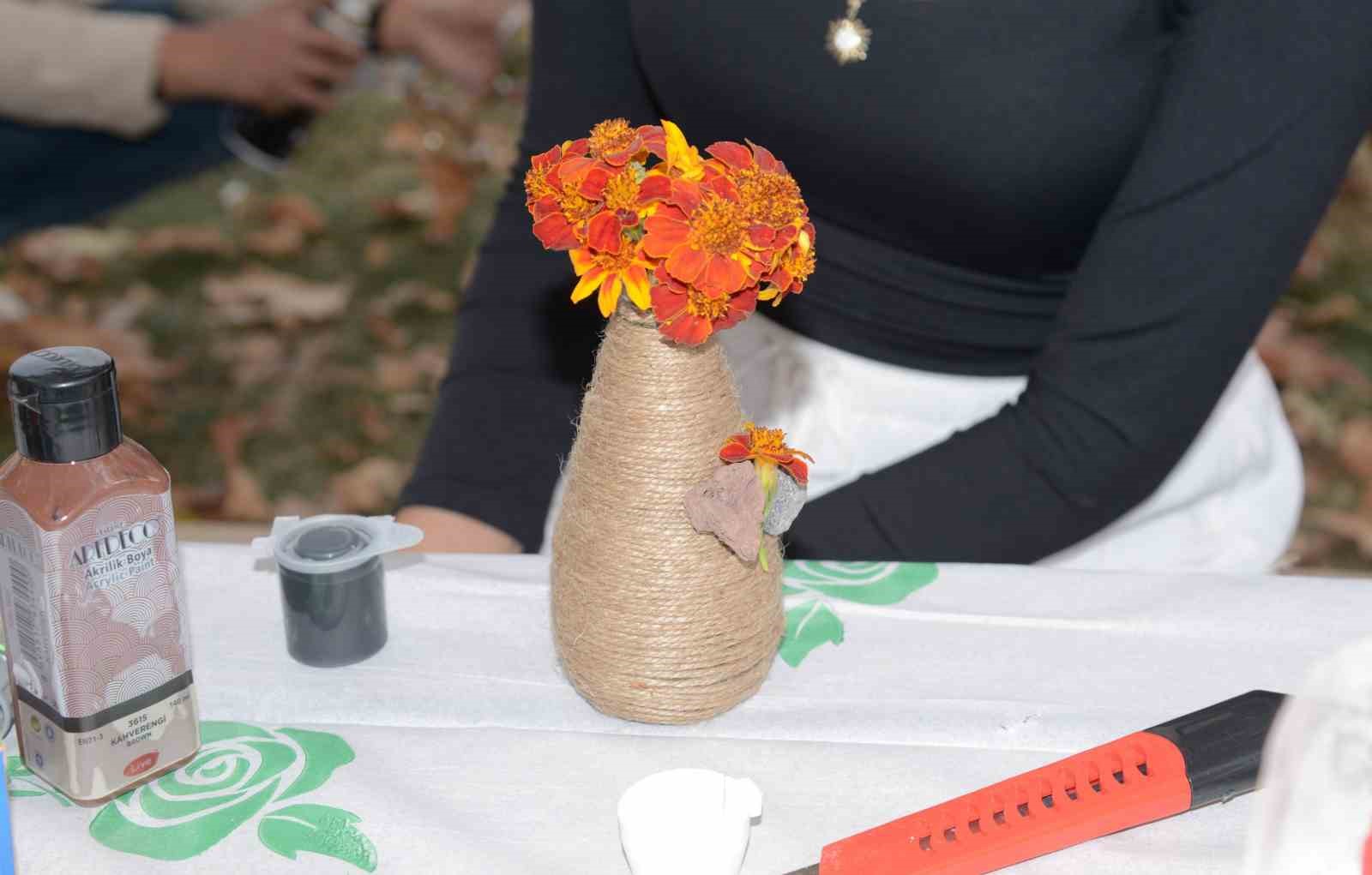 Kadınlar atölyede atıkları dönüştürüyor