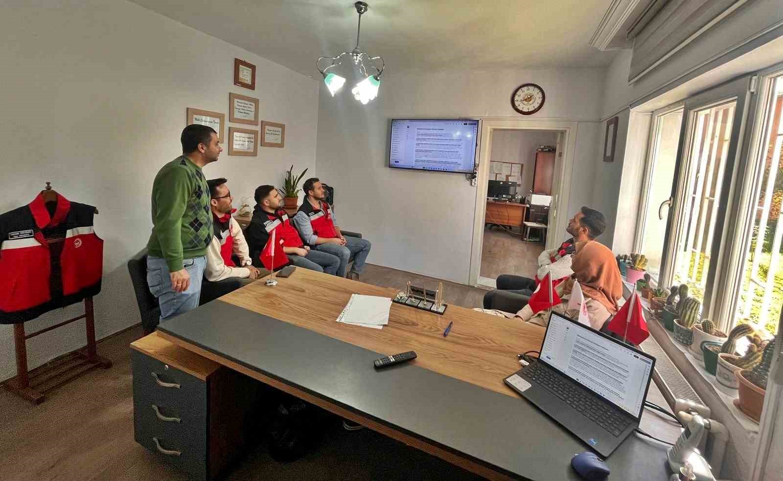 Şaphane ve Pazarlar İlçe Tarım personeline, "Çiğ süt sağım hijyeni" konulu eğitim