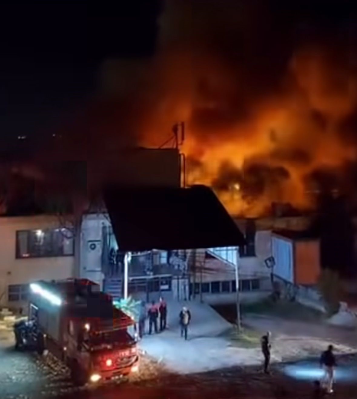 Fabrika yerleşkesinde çıkan yangında 6 işyeri zarar gördü
