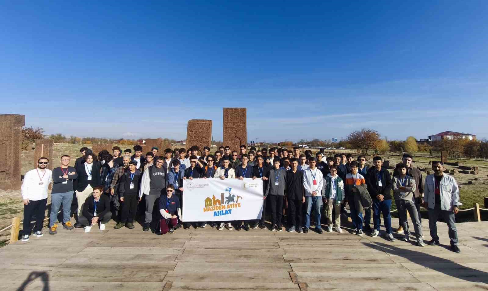 Öğrenciler "Maziden Atiye Ahlat" programıyla tarih yolculuğuna çıkıyor