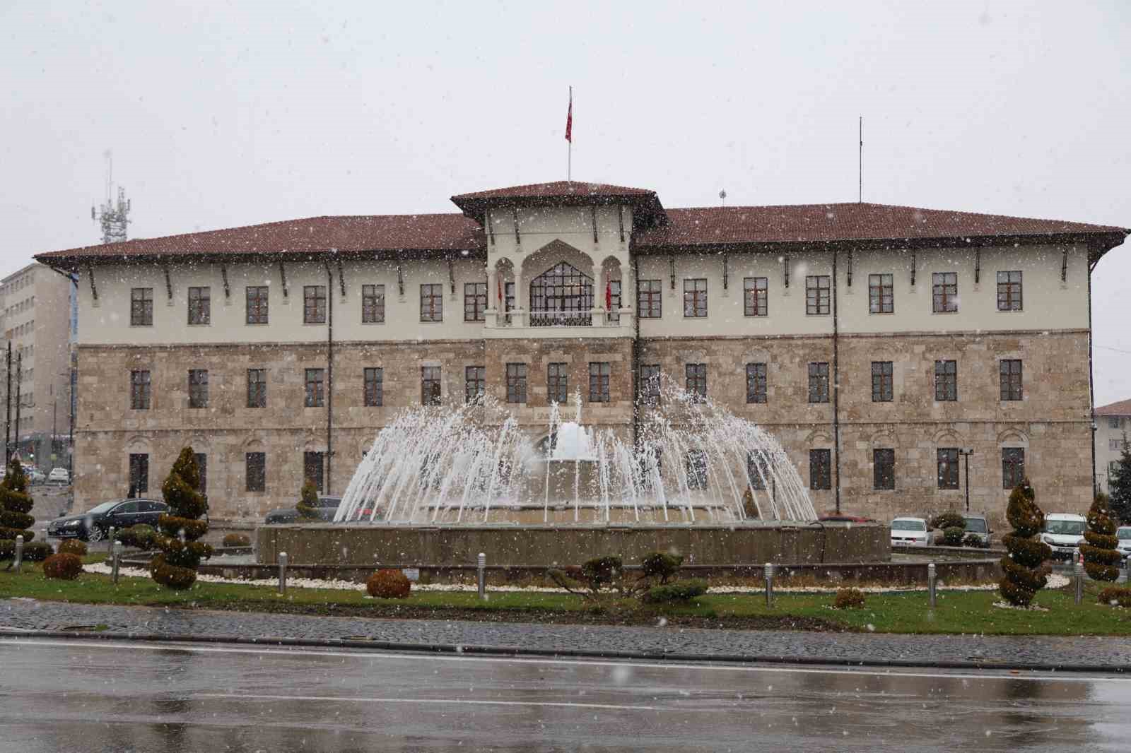Sivas &ouml;z&uuml;ne d&ouml;nd&uuml;, kent merkezinde kar yağışı başladı
