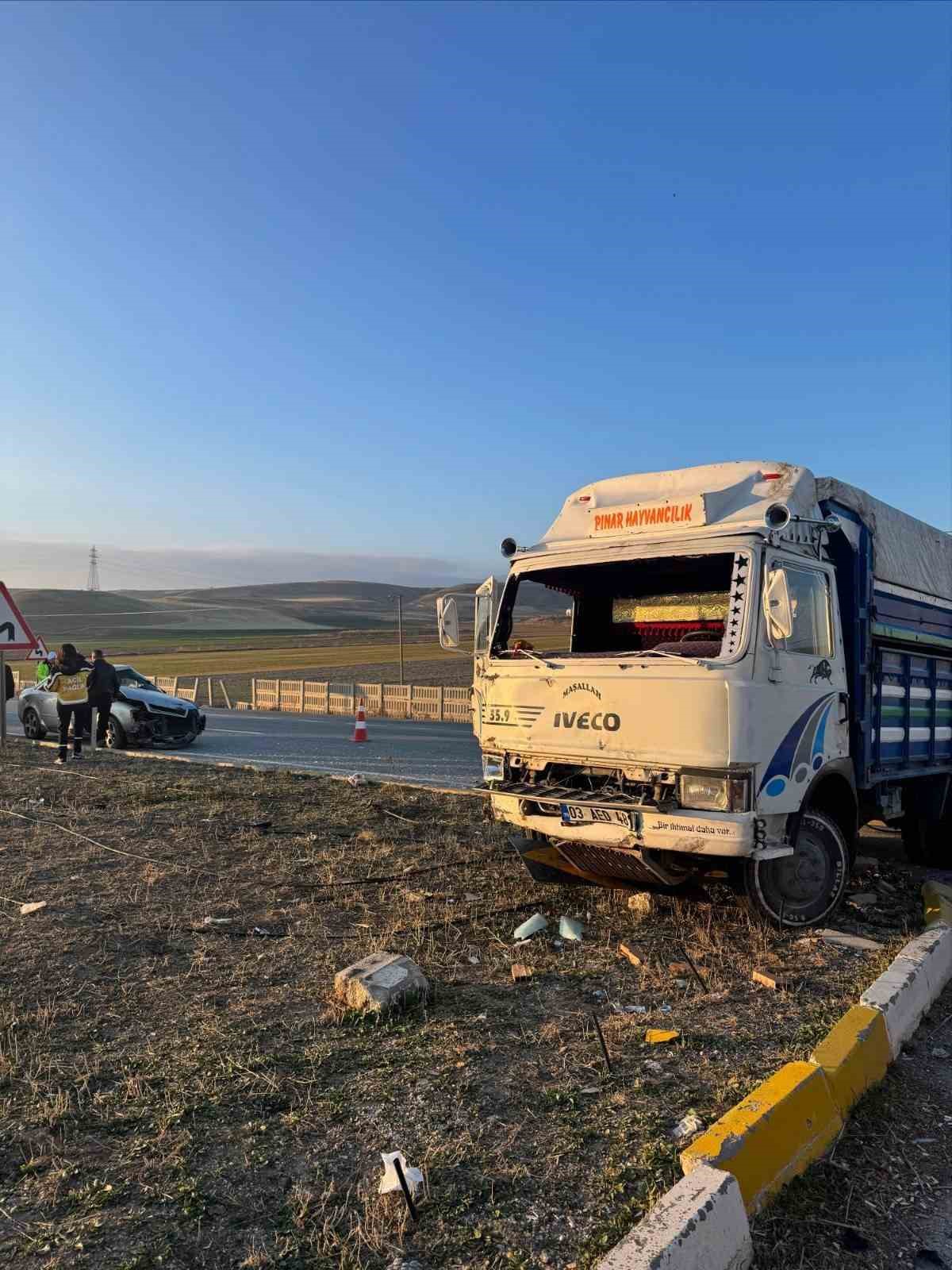 Kamyonet ile otomobil &ccedil;arpıştı 6 kisi yaralandı
