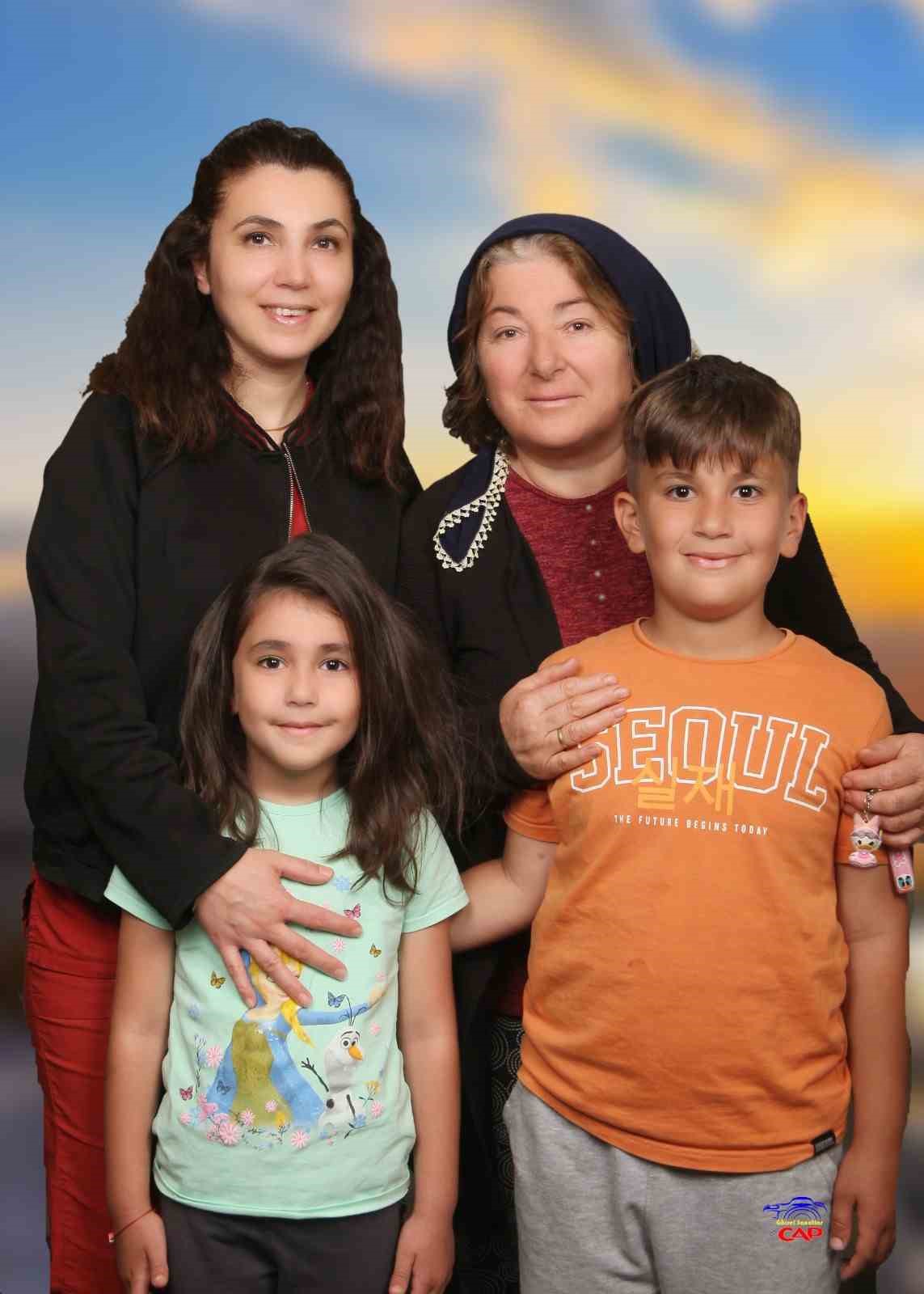 Şehit babasını oyuncağına sarılarak bekledi