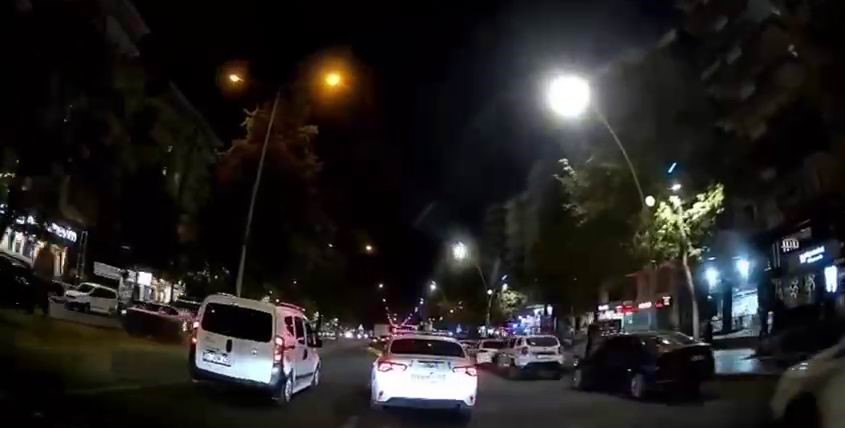 Yere düşen çocuğun hastaneye yetiştirilebilmesi için polis sıkışık trafiği açtı
