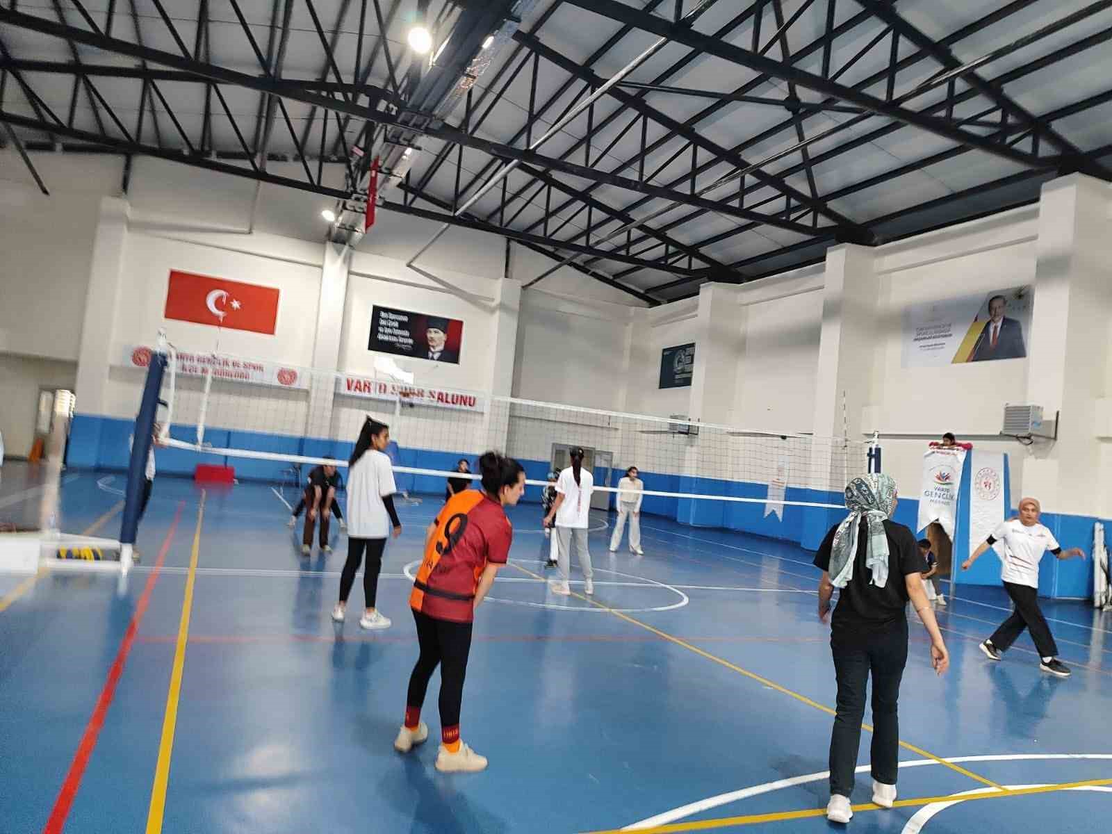 Varto Spor Salonu’nda voleybol antrenmanları devam ediyor

