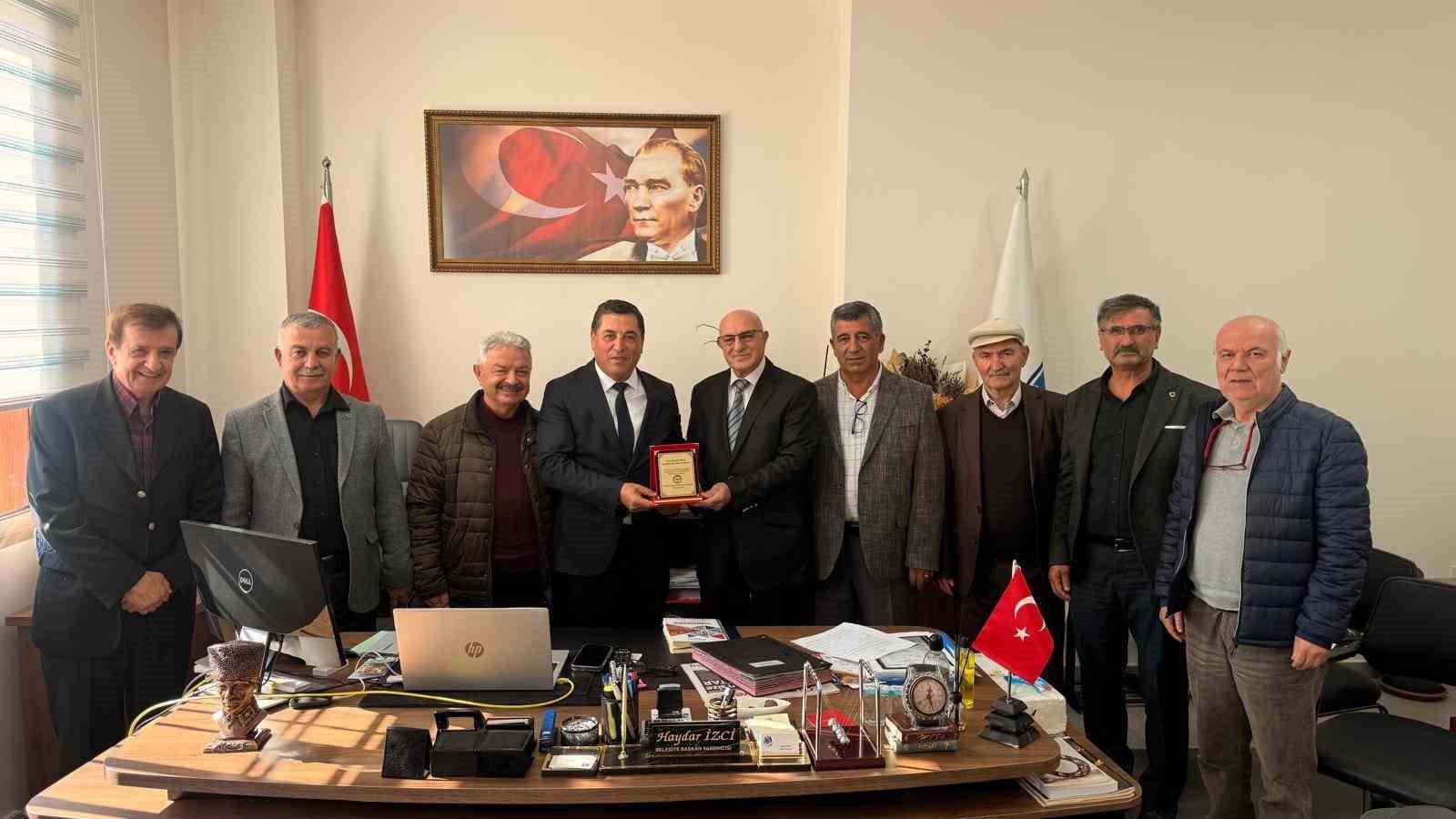 Hemşehri Derneklerinden Başkan Balaban&rsquo;a anlamlı plaket
