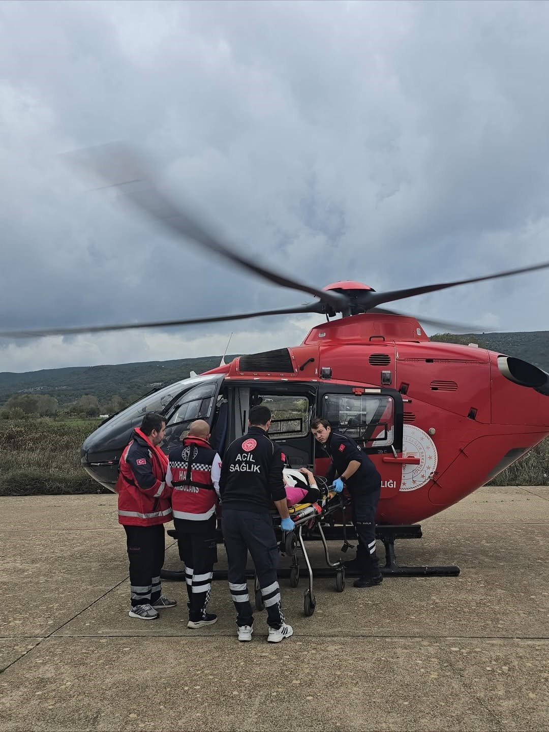 Gökçeada’da rahatsızlanan iki hasta helikopter ambulansla Çanakkale’ye sevk edildi