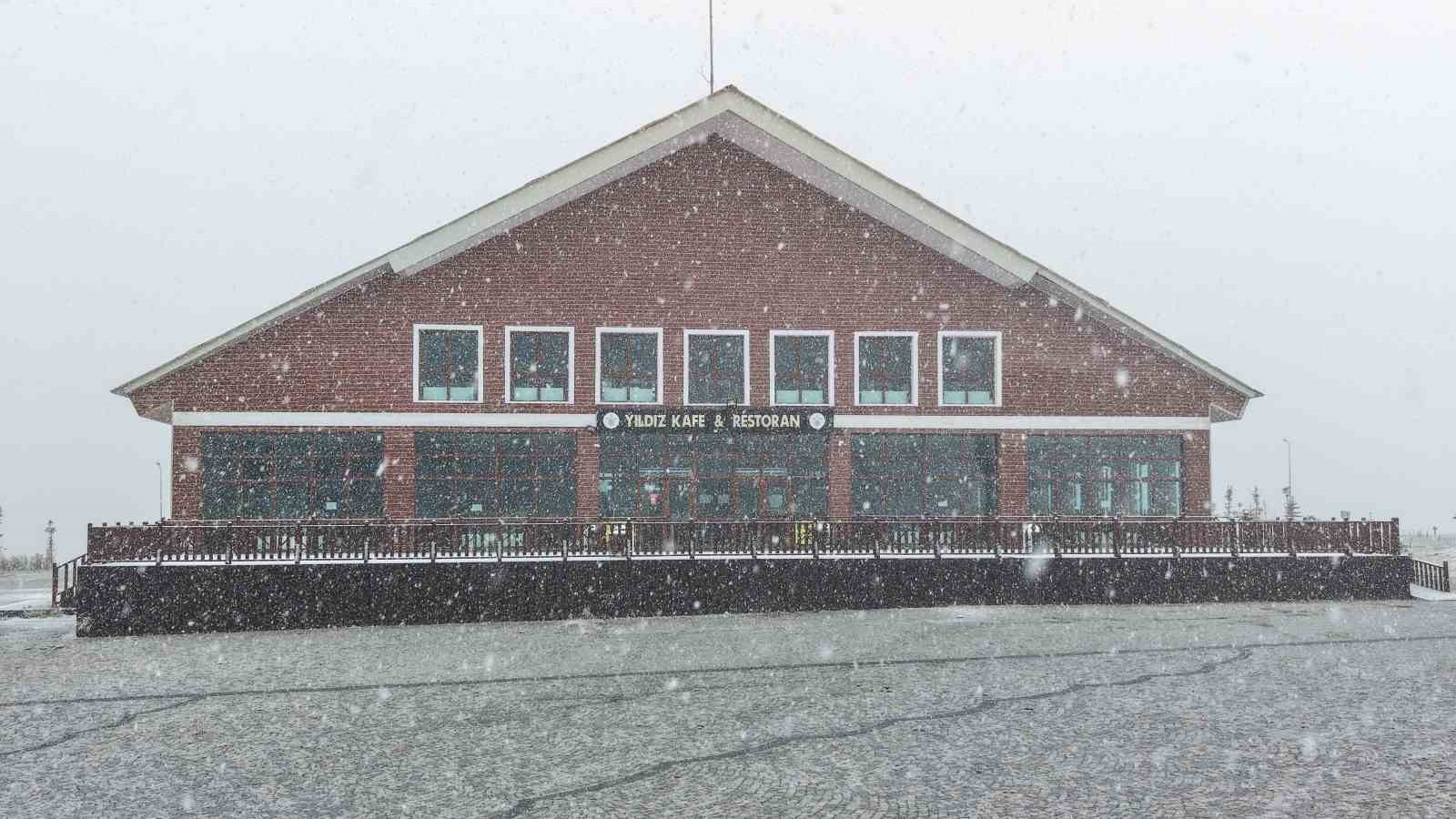 Yıldız Dağı beyaz gelinliğini giydi, kayak merkezi havadan g&ouml;r&uuml;nt&uuml;lendi
