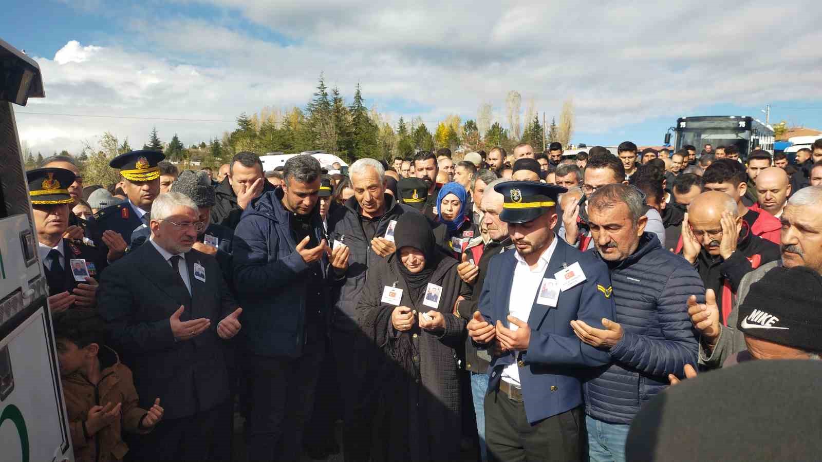Şehit astsubay için baba ocağından helallik alındı