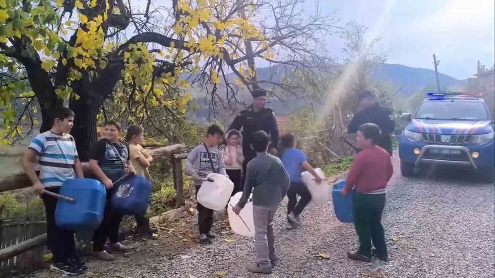Köy çocuklarından jandarmaya bidonlu "Yasemen" sürprizi