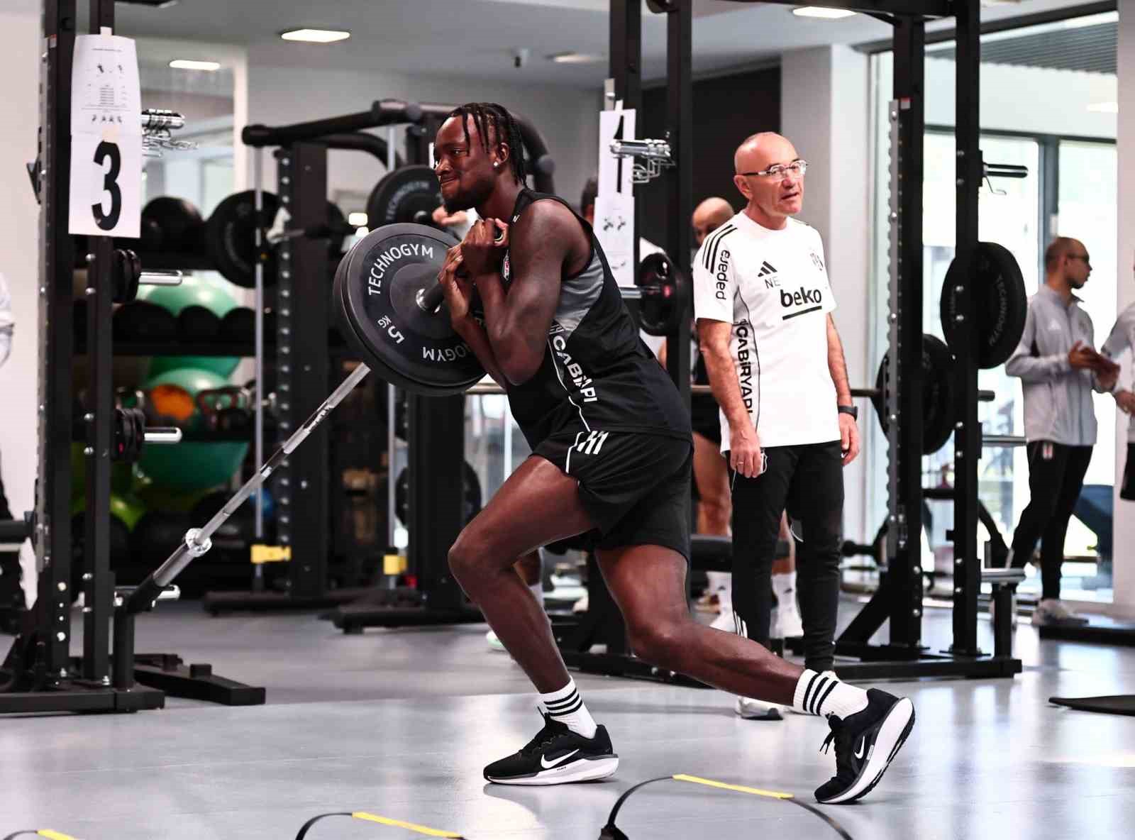 Beşiktaş günün ilk çalışmasını salonda yaptı