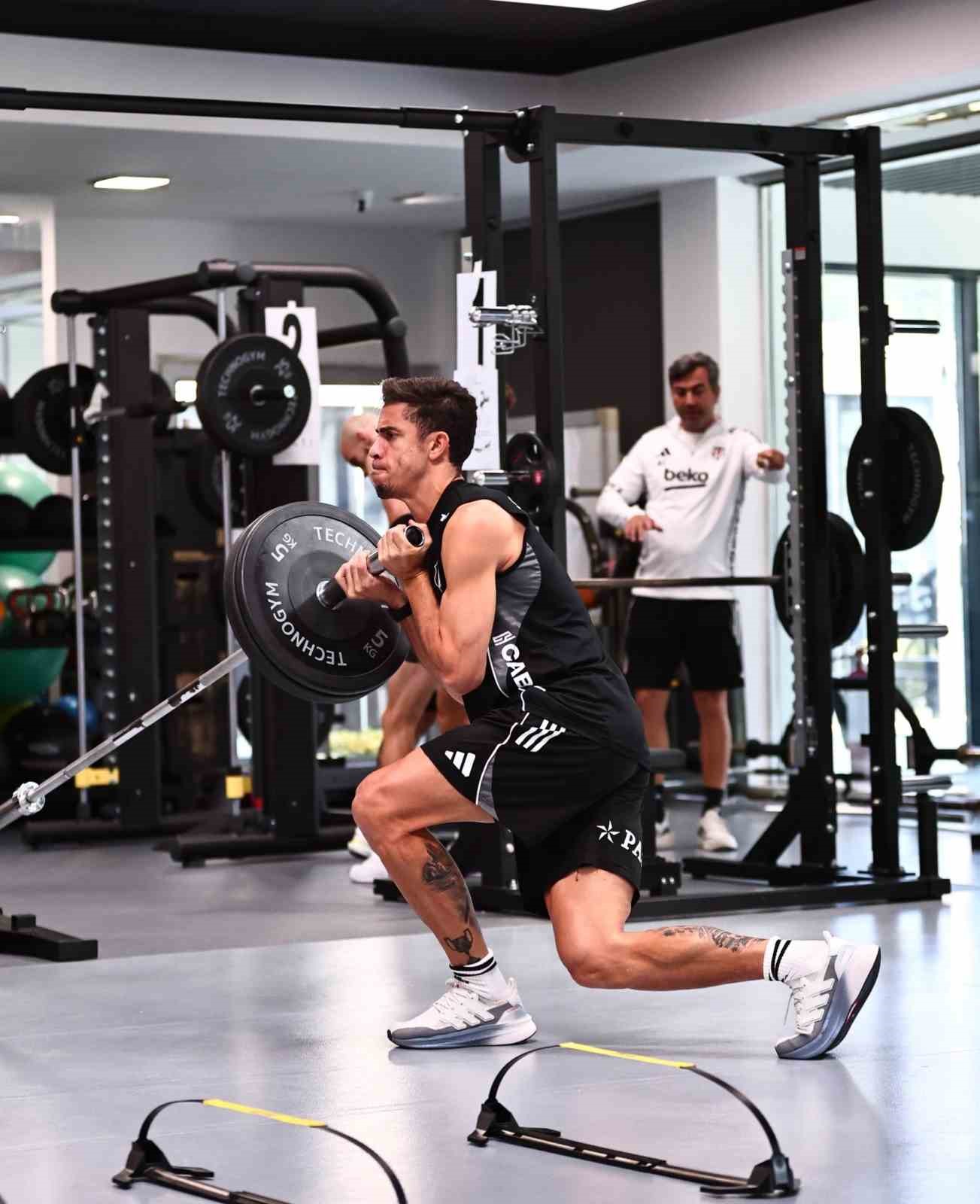 Beşiktaş g&uuml;n&uuml;n ilk &ccedil;alışmasını salonda yaptı
