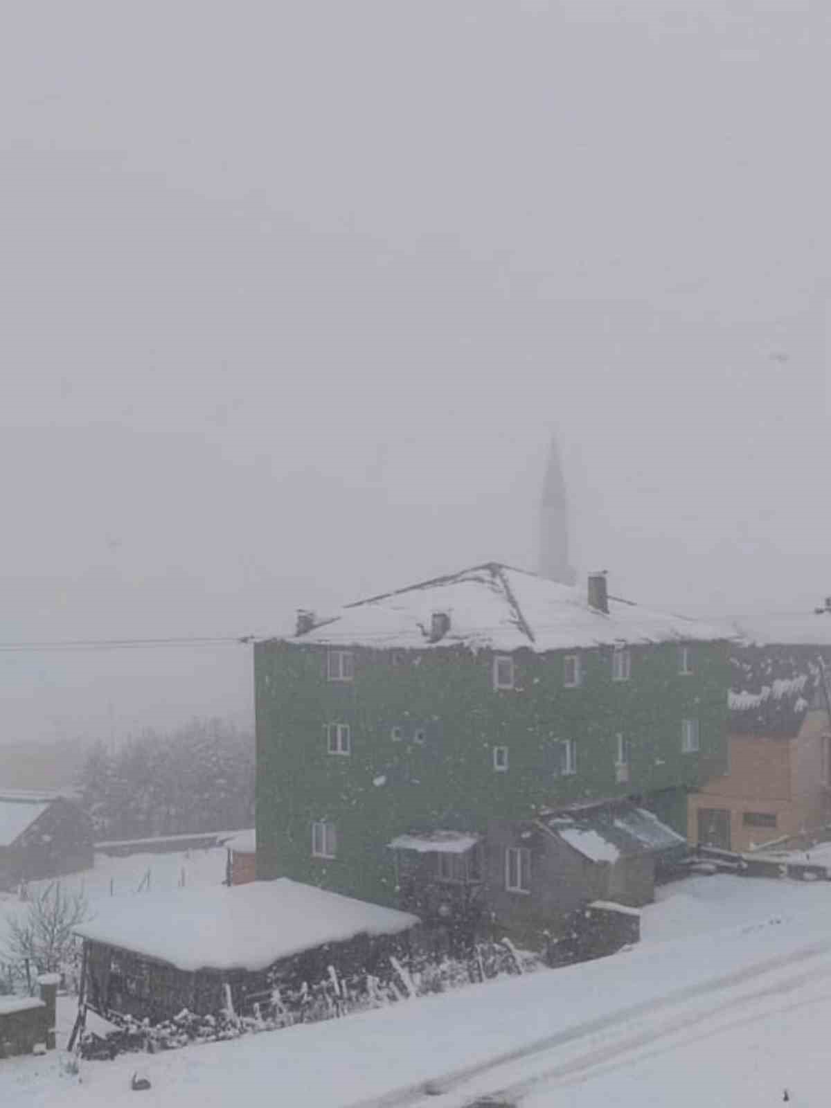 Giresun yaylaları beyaza büründü