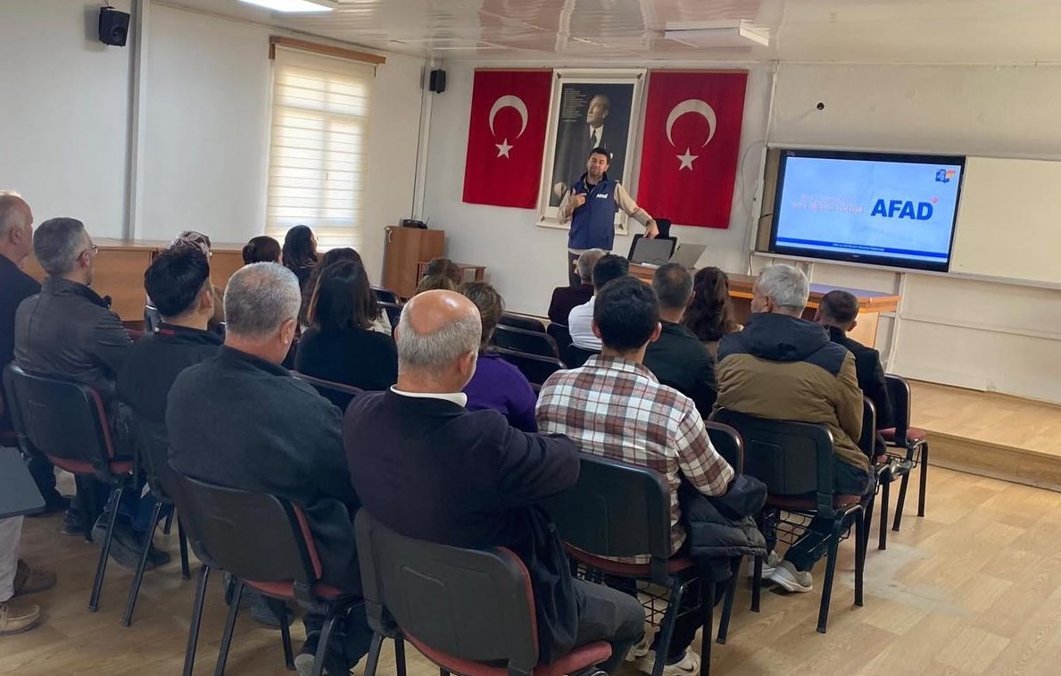 Kamu &ccedil;alışanları ve muhtarlara afet eğitimi verildi
