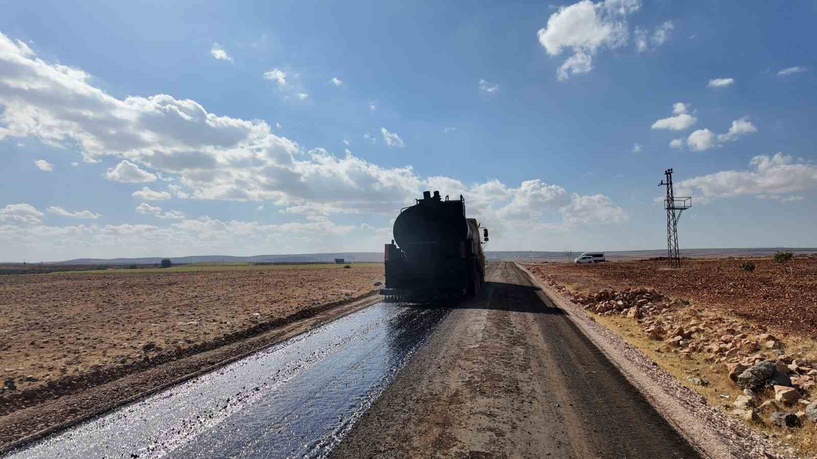 Hilvan&rsquo;da 5 kilometrelik yolun sathi asfalt &ccedil;alışmalarını tamamladı
