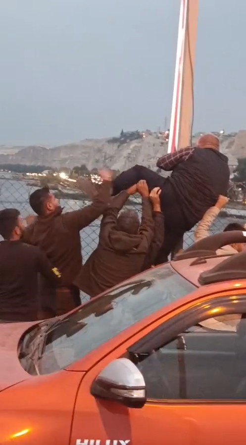 K&ouml;pr&uuml;den atlamak isteyen kişiyi yoldan ge&ccedil;en s&uuml;r&uuml;c&uuml;ler engelledi
