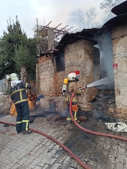 Yayladağı&rsquo;nda metruk ev yangını

