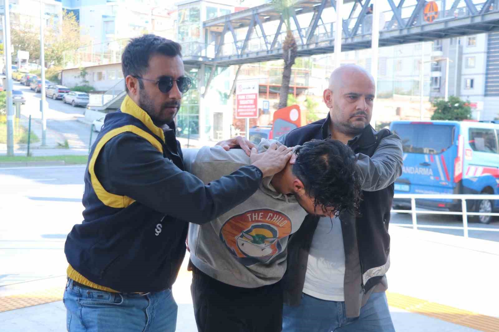 Alanya’da sokakta bir kadına yumruk atıp, makasla yüzünü yaralayan şahıs tutuklandı