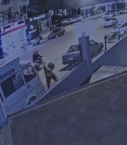 Alanya’da sokakta bir kadına yumruk atıp, makasla yüzünü yaralayan şahıs tutuklandı