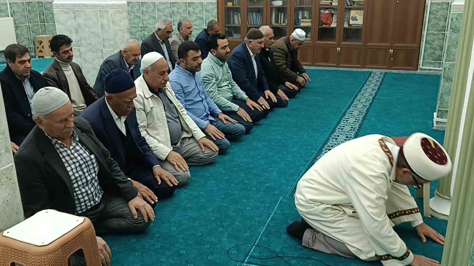 Batman’da tüm camilerde yağmur duası: Çiftçiler ve vatandaşlar kuraklık endişesiyle dua etti