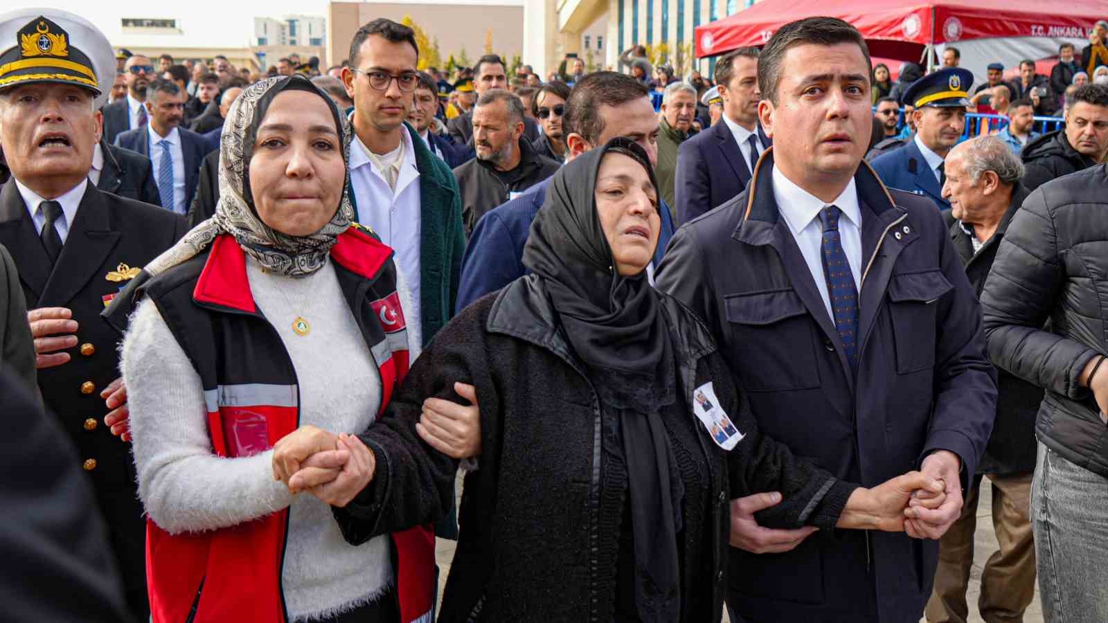Ankara, G&uuml;rcistan&rsquo;daki u&ccedil;ak kazasında şehit olan askerlerini uğurladı
