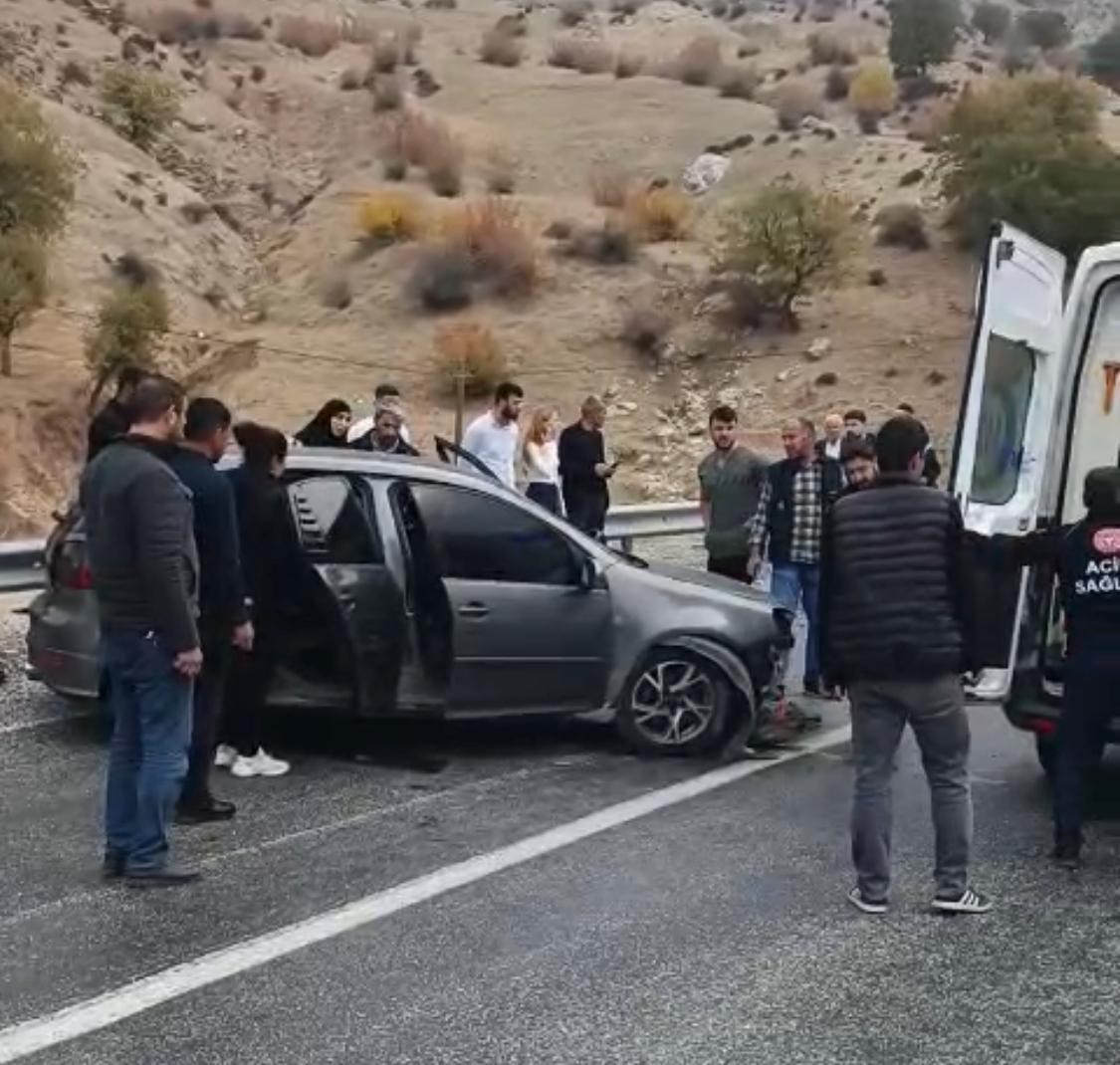 Batman’da trafik kazası: Sürücü bariyerlere çarpan araçta sıkıştı