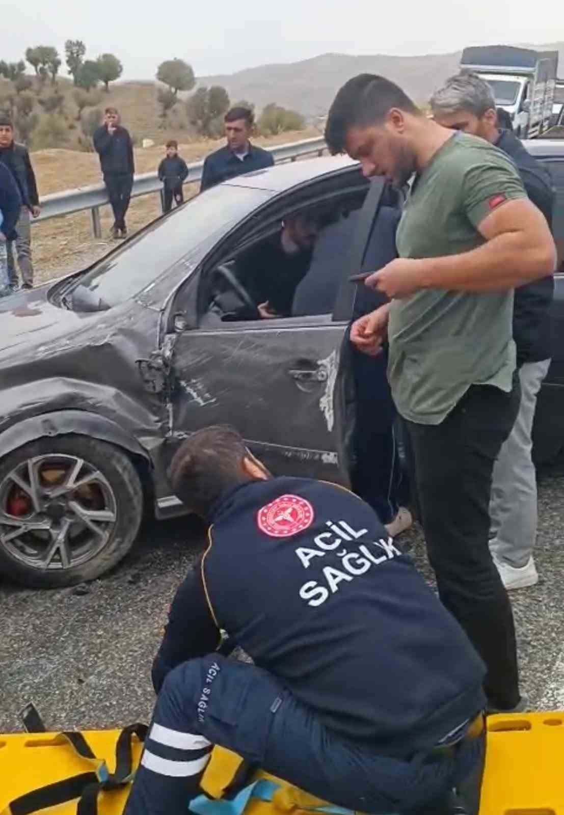 Batman’da trafik kazası: Sürücü bariyerlere çarpan araçta sıkıştı