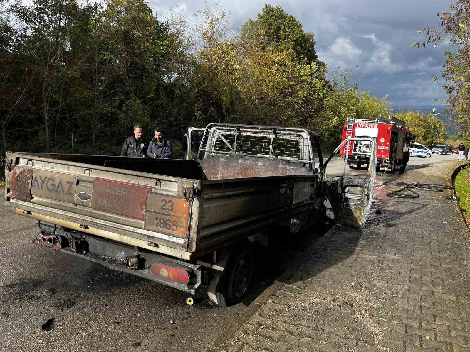 Sinop’ta seyir halindeki kamyonet alevlere teslim oldu
