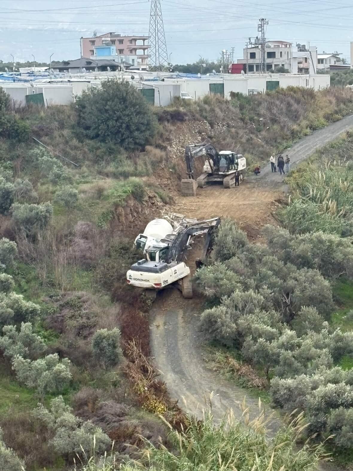 Samandağ’da beton mikseri yol kenarına devrildi