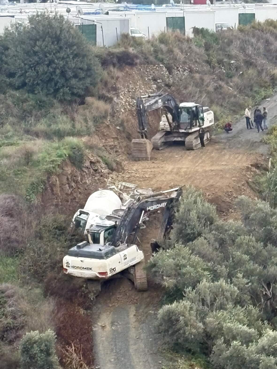 Samandağ’da beton mikseri yol kenarına devrildi