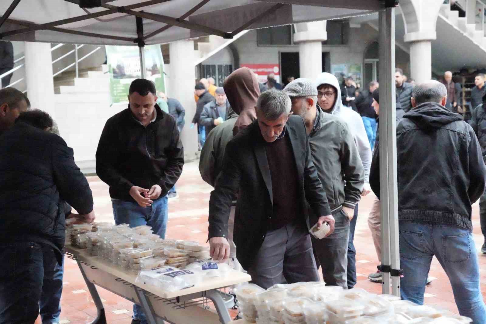 Erbaa Belediyesi şehitler için helva ikram etti