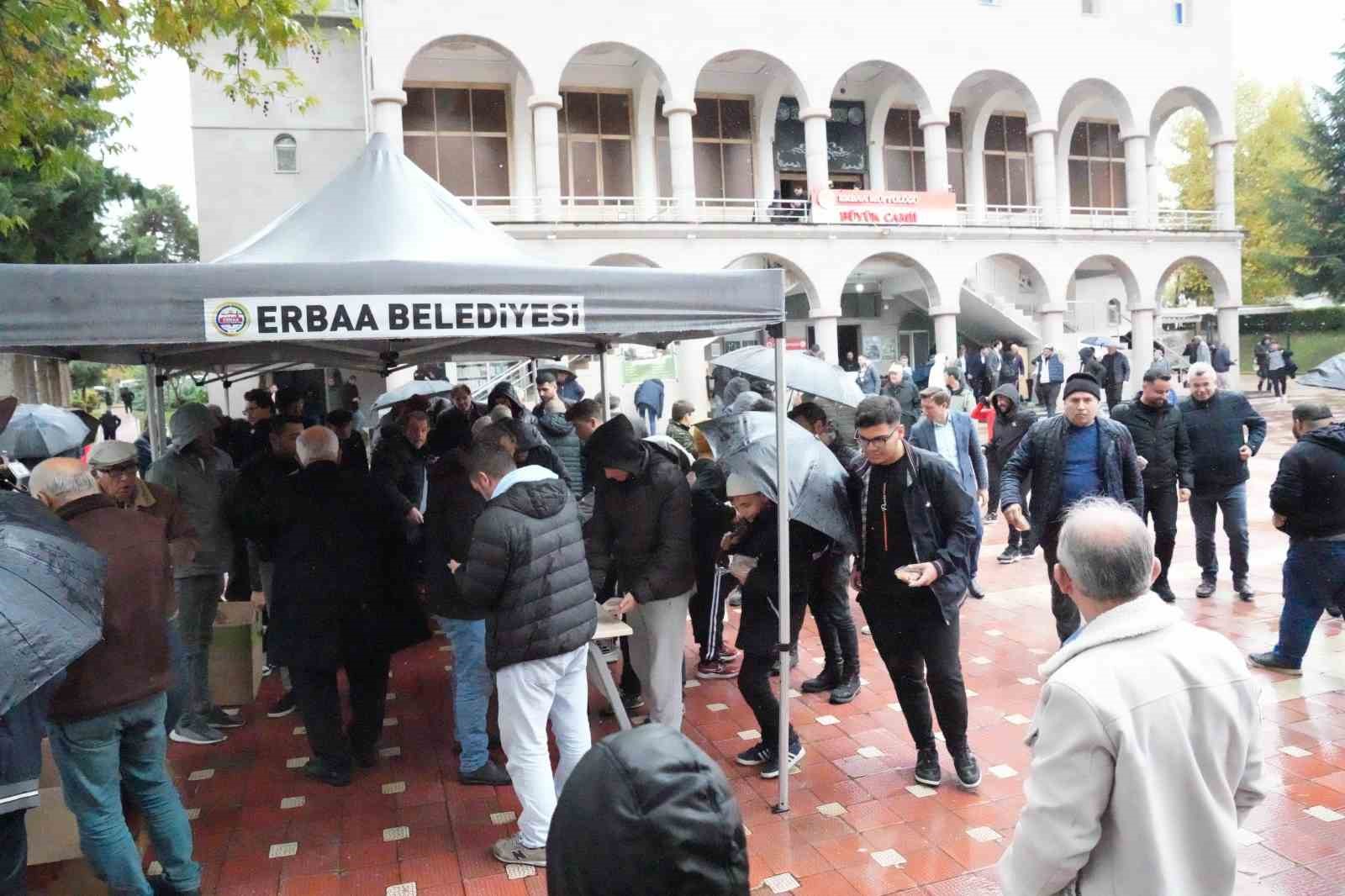 Erbaa Belediyesi şehitler için helva ikram etti
