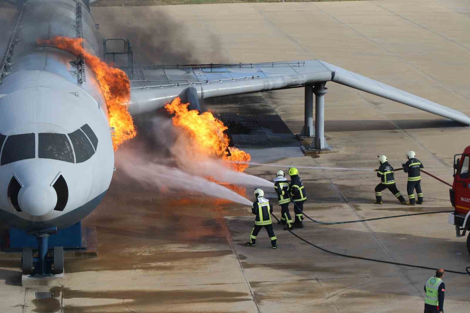 Erzincan Havalimanı&rsquo;nda ger&ccedil;ek&ccedil;i u&ccedil;ak yangın tatbikatı yapıldı
