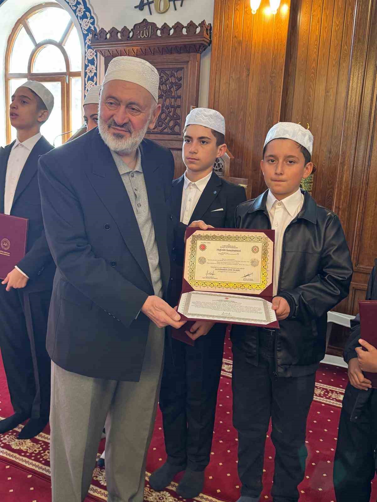 Kur&rsquo;an hafızlarına belge takdimi
