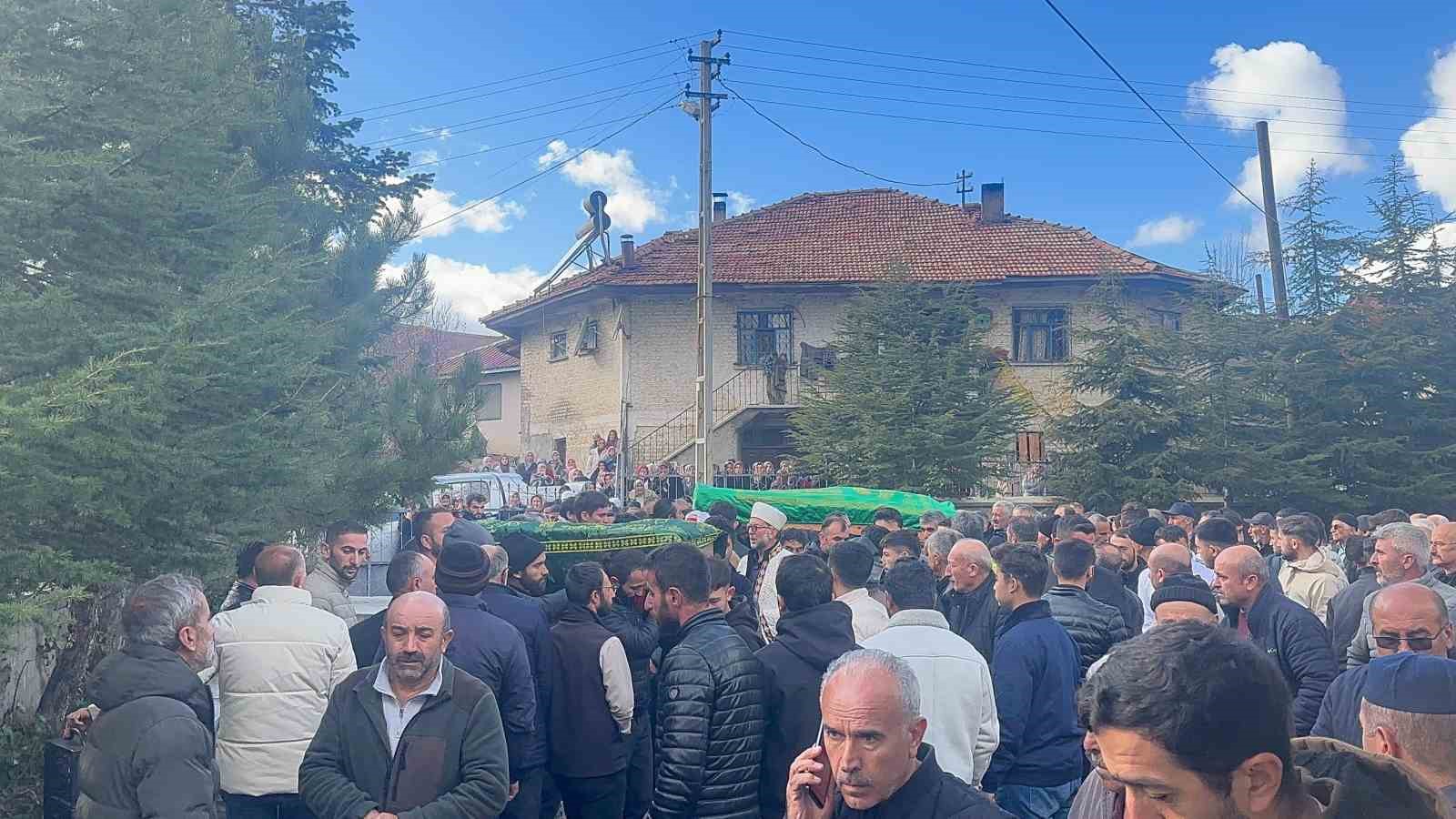 Anne ve kızları gözyaşlarıyla son yolculuğuna uğurlandı