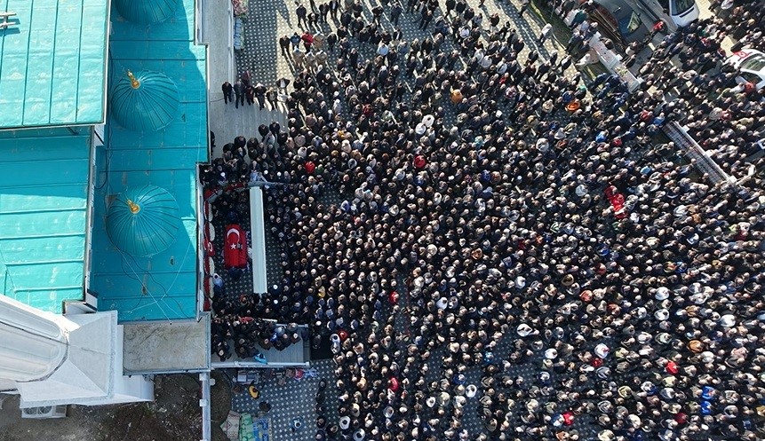 Bursalı şehit binbaşıyı binlerce kişi uğurladı
