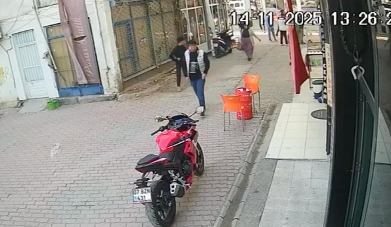 Gen&ccedil;lerin kavgası kanlı bitti: Bı&ccedil;aklayıp, hi&ccedil;bir şey olmamış gibi uzaklaştı
