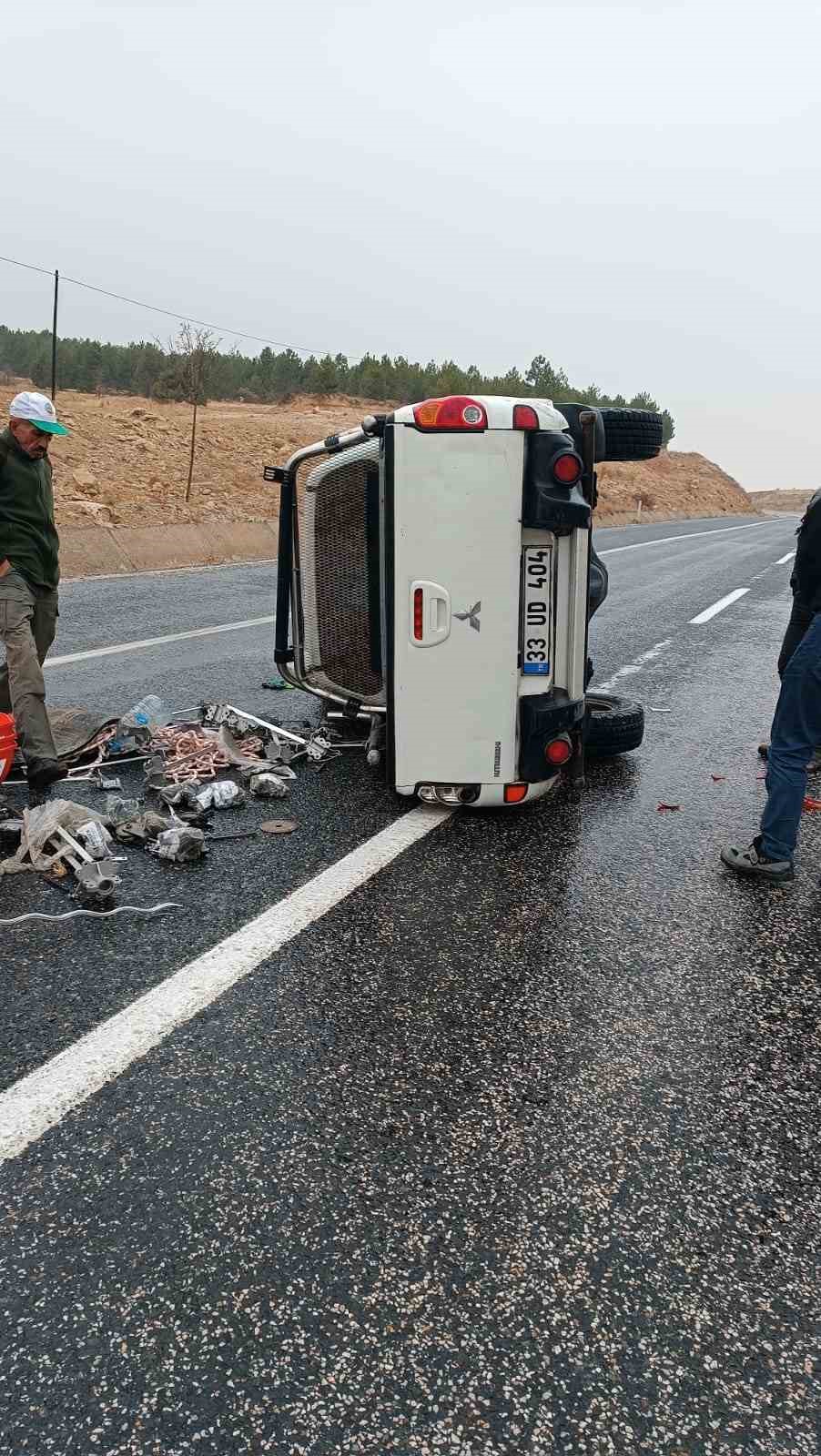 Elazığ’da kaygan yolda kamyonet devrildi