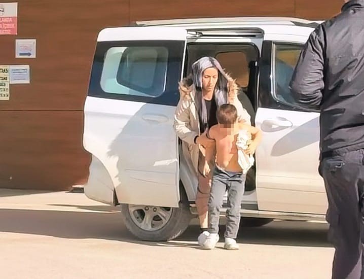 &Uuml;zerine kaynar su devrilen &ccedil;ocuk yaralandı
