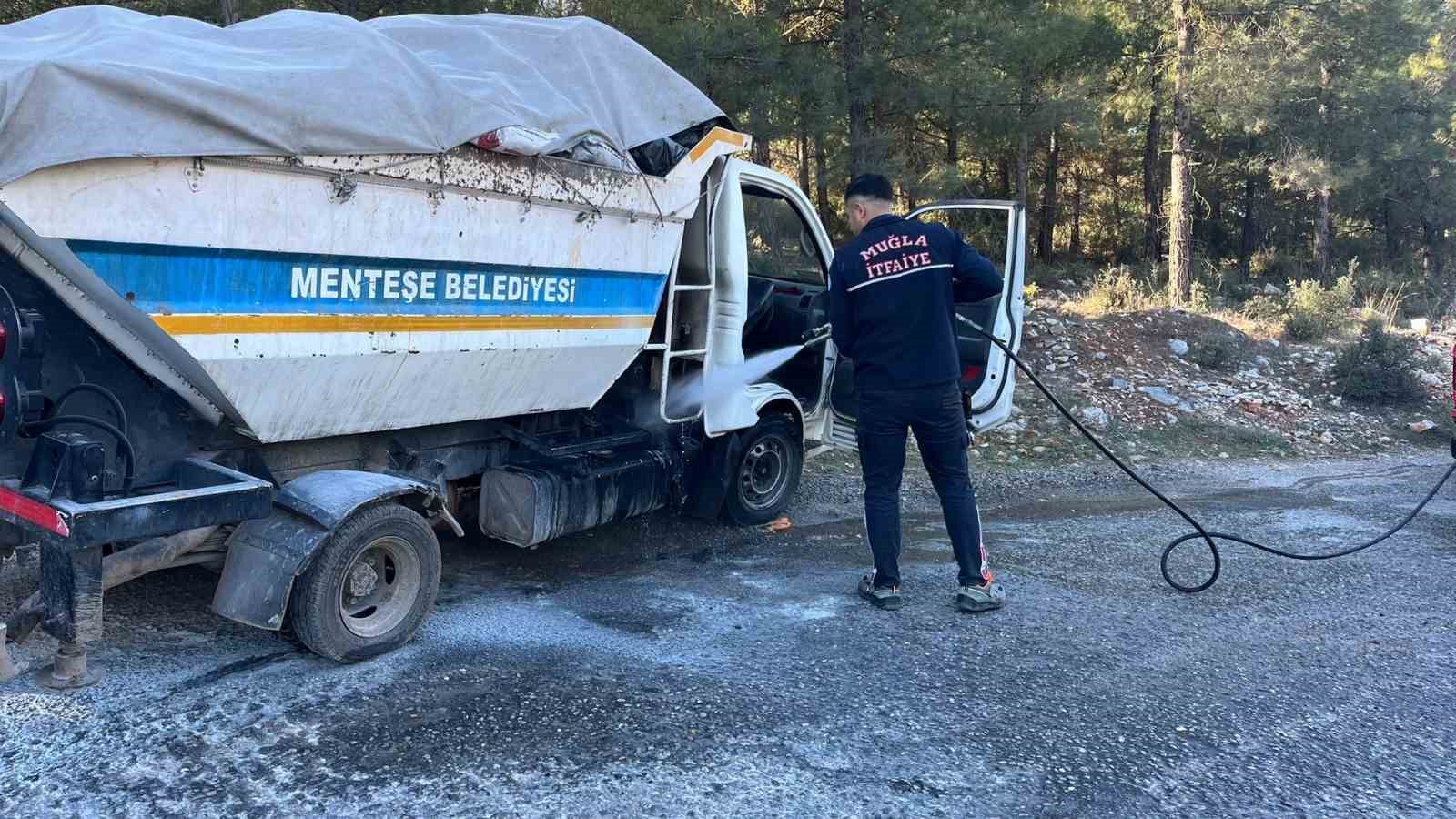 Çöp kamyoneti seyir halinde alev aldı