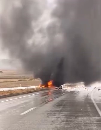 Kayganlaşan yolda kaza yaptı, otomobil alev aldı
