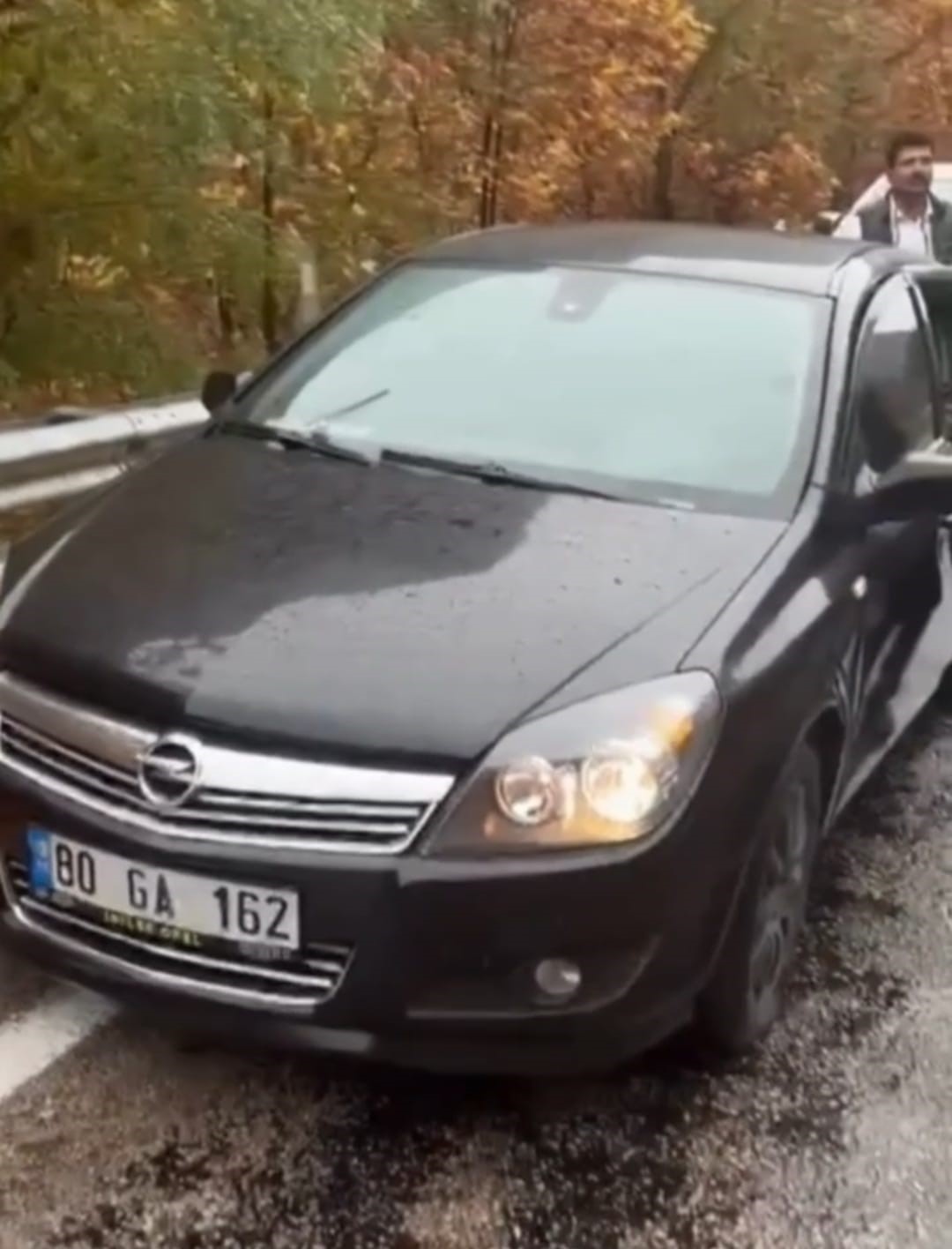 4 &ouml;ğretmenin hayatını kaybettiği yola yine kaya par&ccedil;ası d&uuml;şt&uuml;, bir otomobil hasar g&ouml;rd&uuml;
