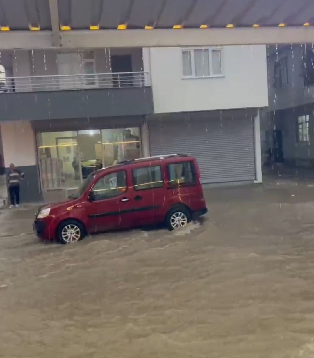 Kısa s&uuml;reli yağmur yolları nehre &ccedil;evirdi
