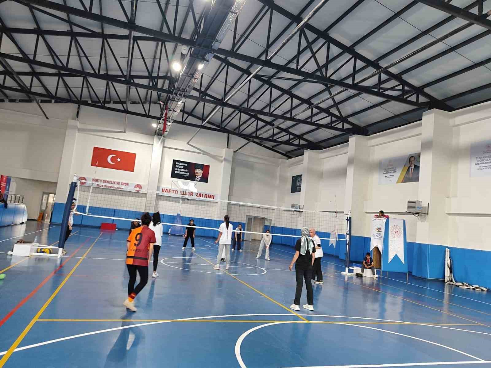 Varto Spor Salonu’nda voleybol antrenmanları devam ediyor