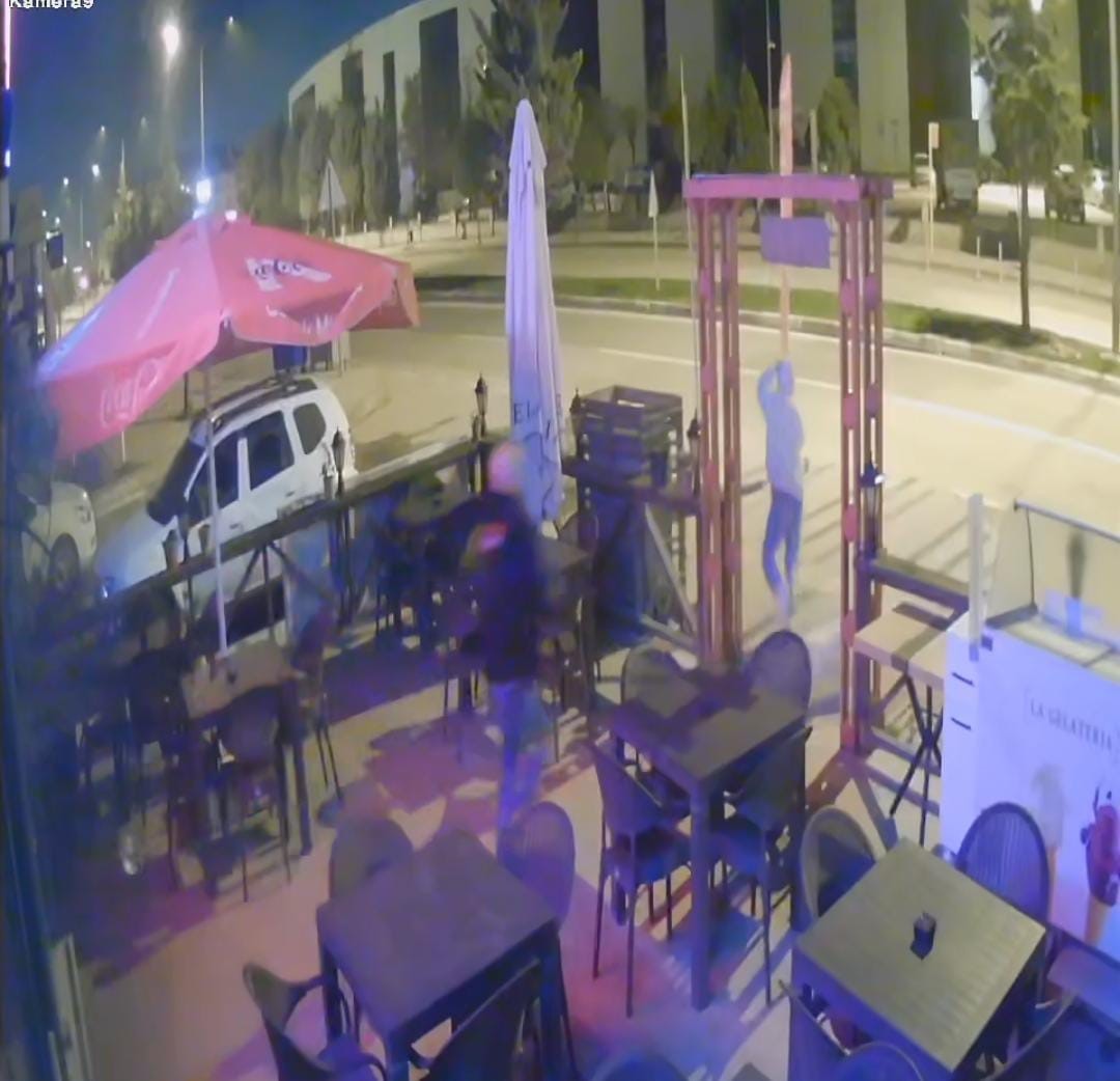 İşyerine defalarca giren hırsızı sopayla kovaladı: o anlar kamerada