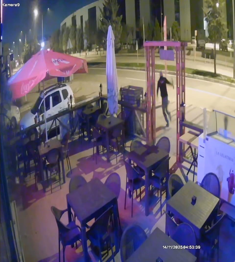 İşyerine defalarca giren hırsızı sopayla kovaladı: o anlar kamerada