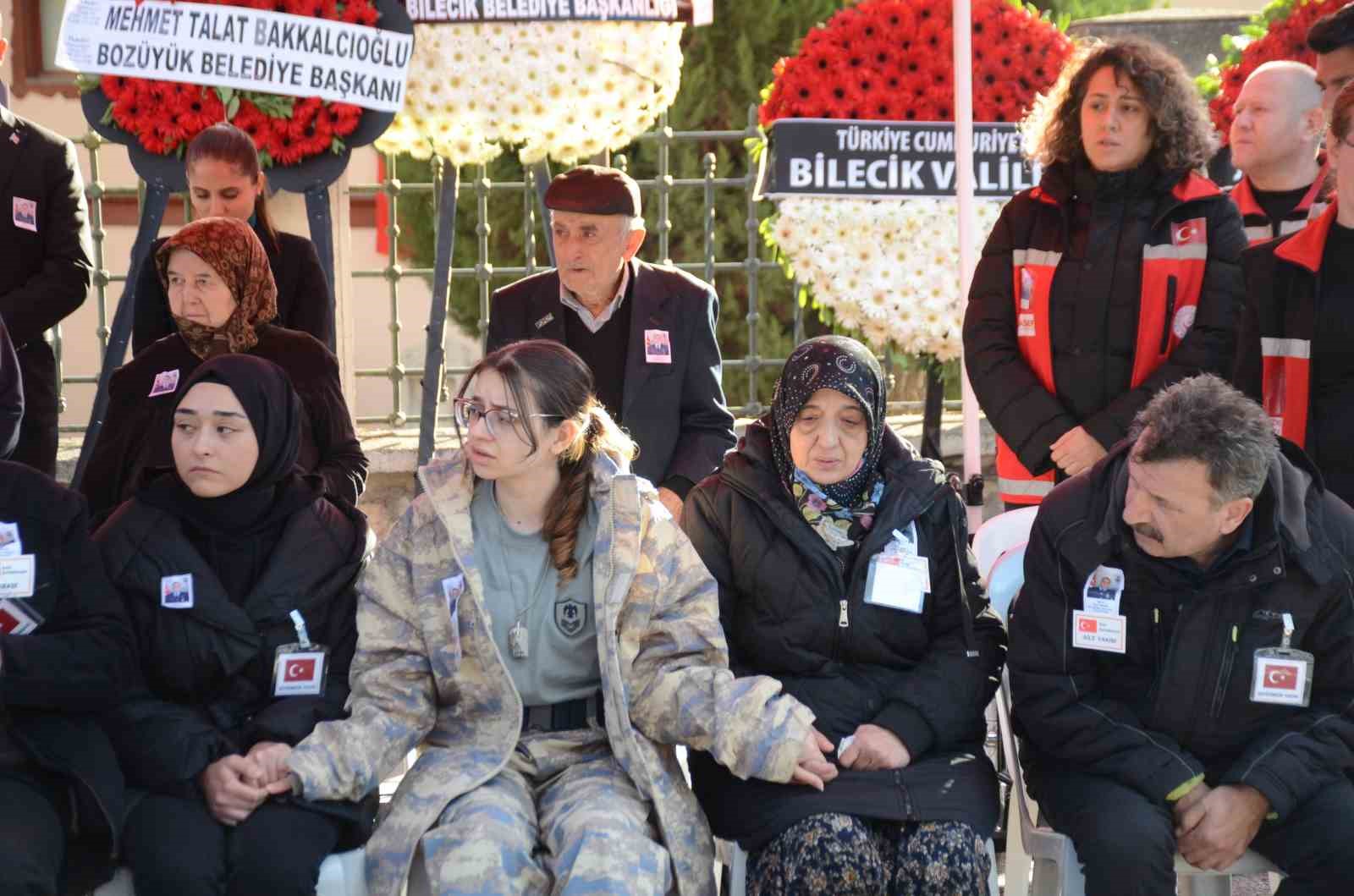 Bilecikli şehidin evinde helallik alınırken kardeşi abisinin üniformasını giydi